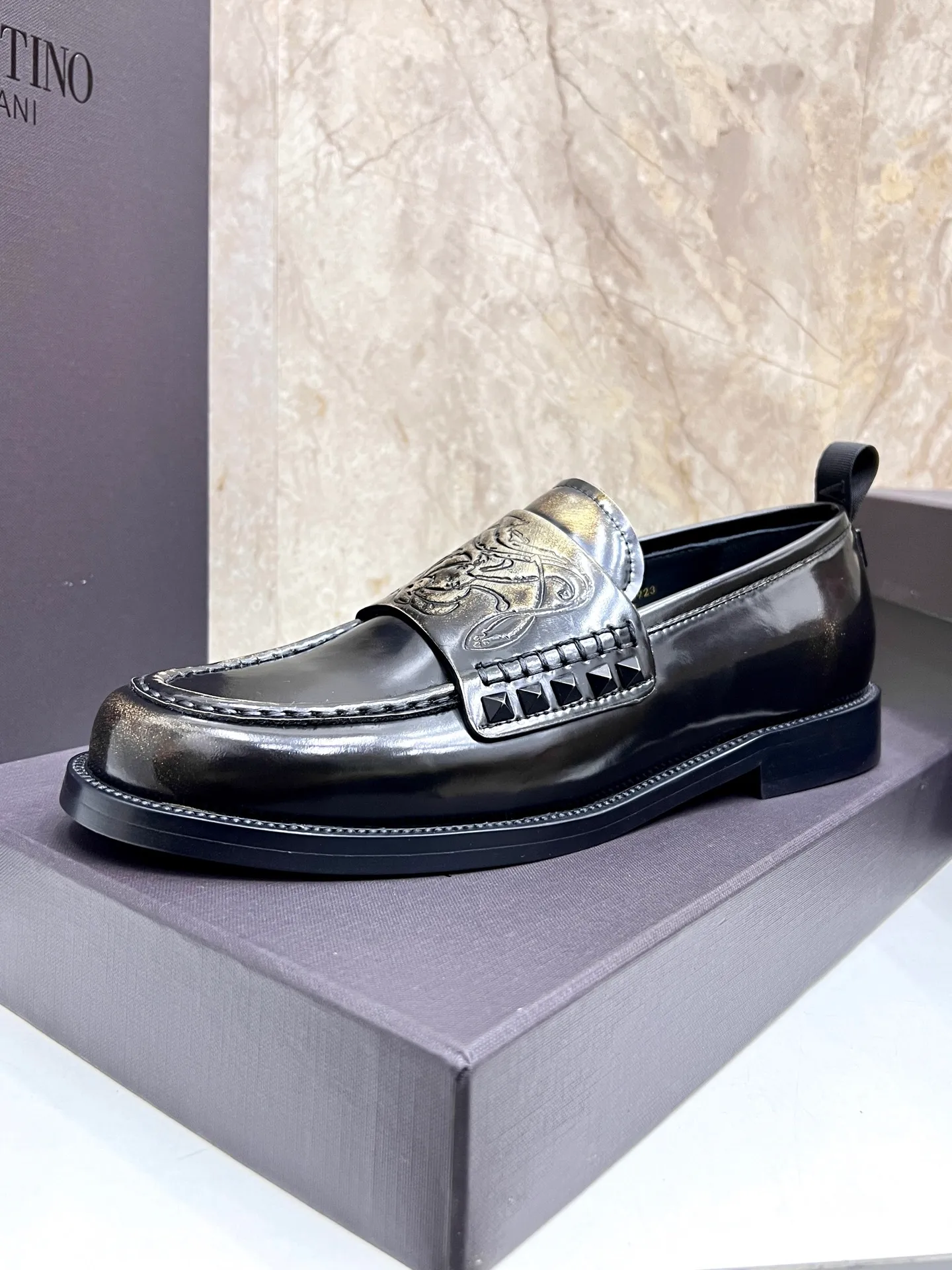 Men's men's shoes💰780 Valentino New men's V logo micro-label business casual loafers. These Derby loafers are made of imported cowhide leather. They are light in texture and cool in style. The uppers are decorated with brand logo buckles, showing off the big-name style! The lines reveal novel urban trends. The toe is round and full, and the rubber foam sole and triple protruding leather welt complement each other. It is extremely fashionable and charming, with dyed calfskin lining, genuine leather feet, and standard logo decoration. It is simple yet elegant. It has a classic European and American loose style and is extremely comfortable on the feet. Size: 39-44 (customized at 38.45.46)
